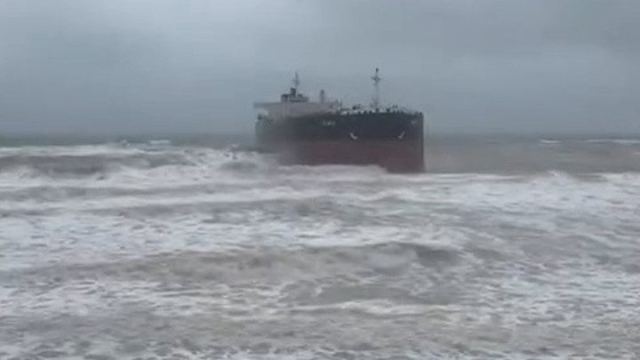 Sarıyer'de Gemi Karaya Oturdu, Ekipler Olay Yerinde