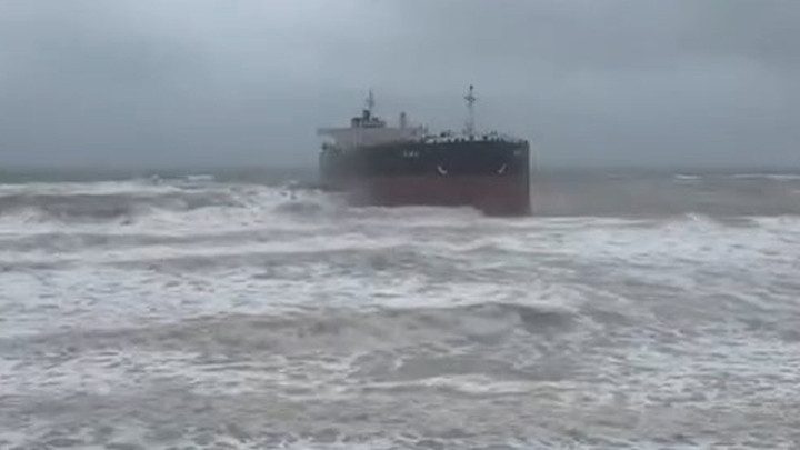 Sarıyer'de Gemi Karaya Oturdu, Ekipler Olay Yerinde