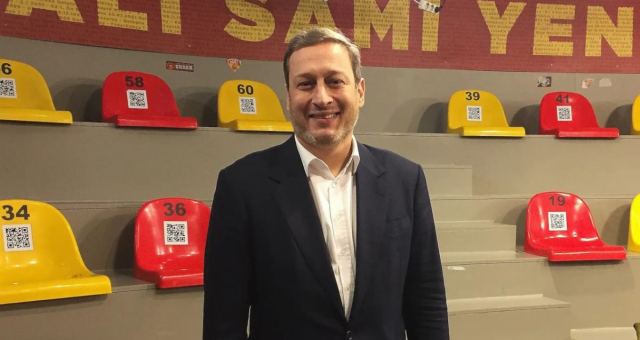 Burak Elmas ve Tuğçe Koçak Galatasaray maçında el ele görüntülendi