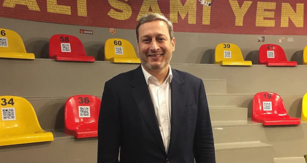 Burak Elmas ve Tuğçe Koçak Galatasaray maçında el ele görüntülendi