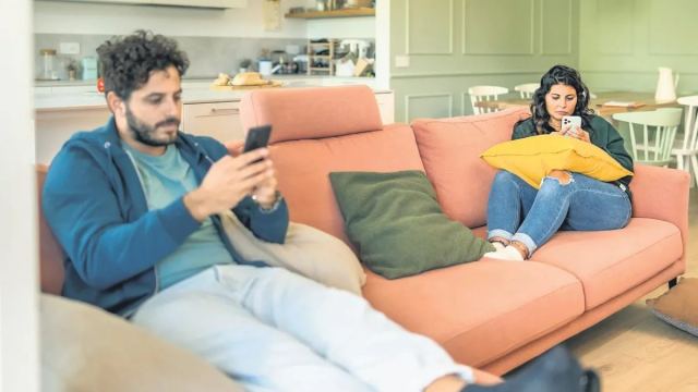 İlişkilerde Üçüncü Kişiler: İş ve Ekranların Etkisi