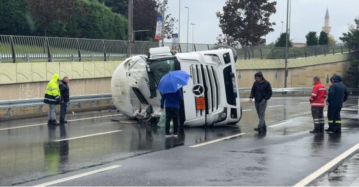 Bakırköy'de LNG Tankeri Devrildi, Gaz Sızıntısı Nedeniyle Yol Kapatıldı