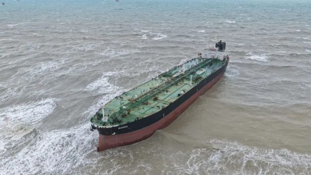 Sarıyer'de sürüklenen tanker kurtarıldı