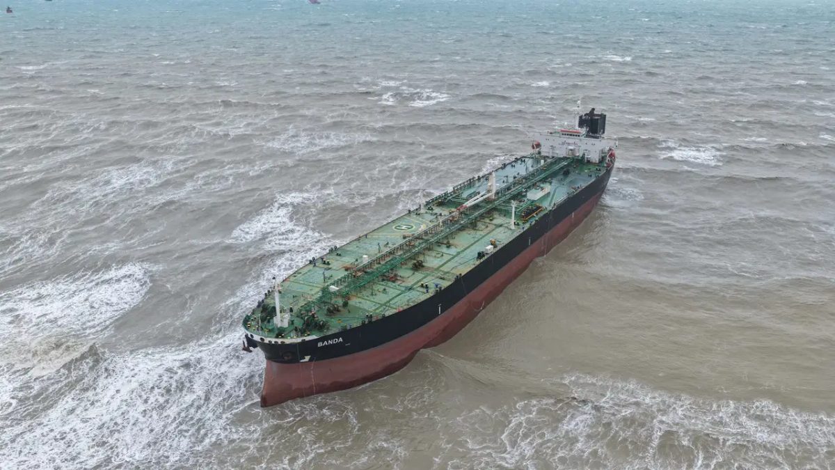Sarıyer'de sürüklenen tanker kurtarıldı