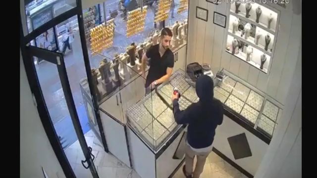 Bayrampaşa'da kuyumcuda soygun girişimi yaşandı