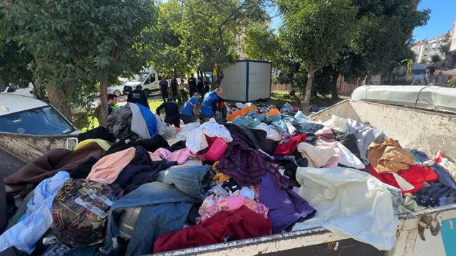 İstanbul'da Kıyafet Kapma Yarışı Sokaklarda Yaşandı