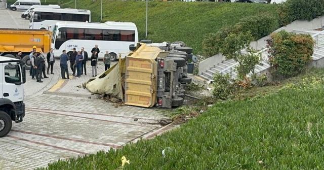 İSKİ Genel Müdürlüğü bahçesine hafriyat kamyonu düştü