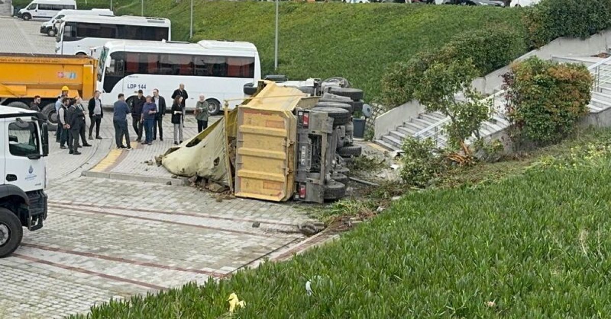 İSKİ Genel Müdürlüğü bahçesine hafriyat kamyonu düştü