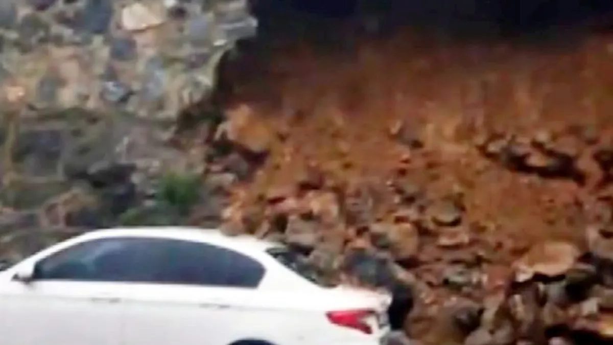 Sultangazi'de Şiddetli Yağmur Duvarı Otomobilin Üzerine Çöktü