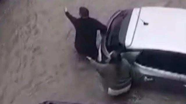 Esenyurt'ta sağanak sonrası yollar göle döndü