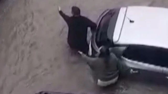 Esenyurt'ta sağanak sonrası yollar göle döndü