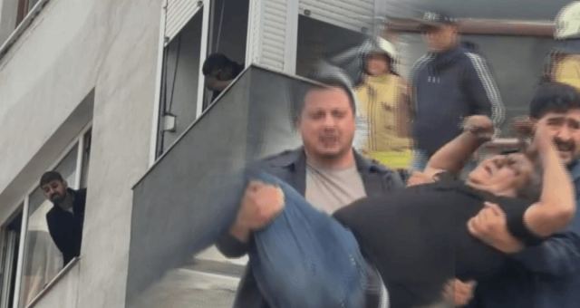 Kadıköy'de 8 katlı binada yangın, mahsur kalanlar kurtarılıyor