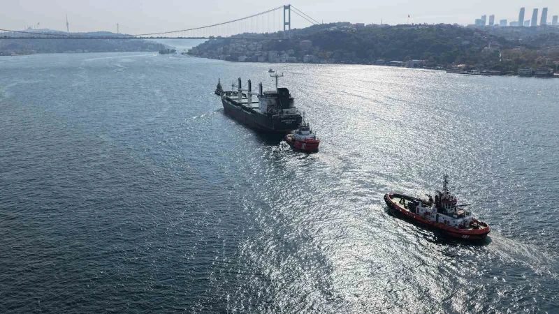 Karadeniz'de vurulan iki gemi İstanbul Boğazı'ndan geçti