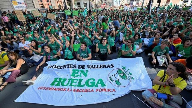 Madrid'de Eğitim Grevi: Öğretmenler ve Öğrenciler Sokaklarda
