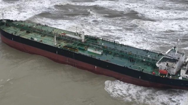 Sarıyer açıklarında karaya oturan tanker kurtarıldı