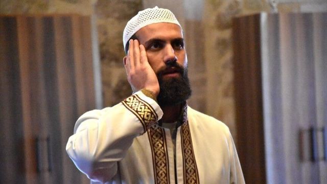Van Kalesi'nde imam Bilmez, ezan sesini duyurmak için yürüyüş yapıyor