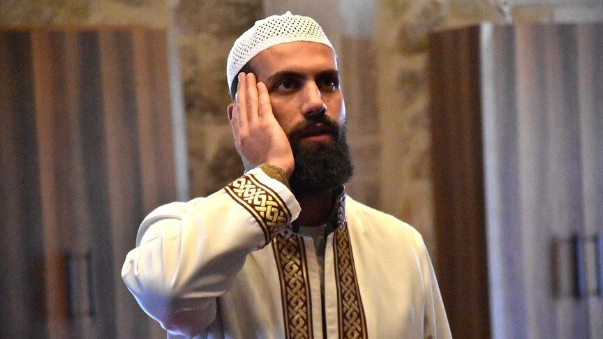 Van Kalesi'nde imam Bilmez, ezan sesini duyurmak için yürüyüş yapıyor