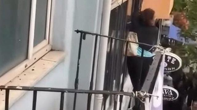 Şehit Muhtar Mahallesi'nde tabeladan düşen kadın yaralandı