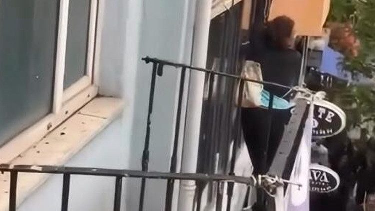 Şehit Muhtar Mahallesi'nde tabeladan düşen kadın yaralandı