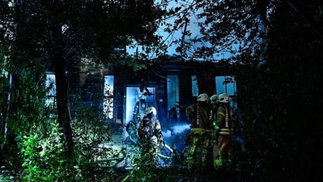 Kadıköy'de 3 katlı ahşap köşk alevlere teslim oldu