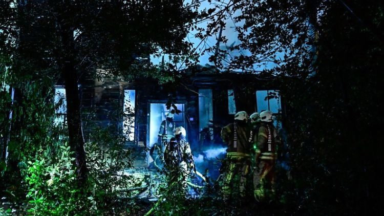 Kadıköy'de 3 katlı ahşap köşk alevlere teslim oldu