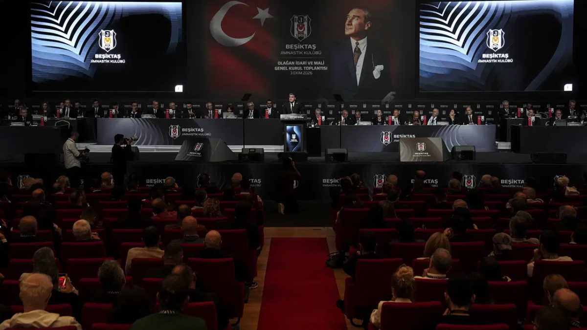 Beşiktaş Genel Kurulu'nda ihraç oylaması sırasında gerginlik yaşandı
