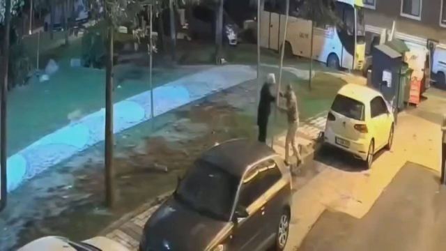 Sultangazi'de yaya geçidi levhası söküldü