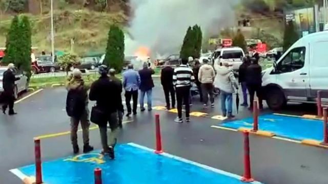 Eyüpsultan'da Park Halindeki Araç Yangını Kontrol Altına Alındı