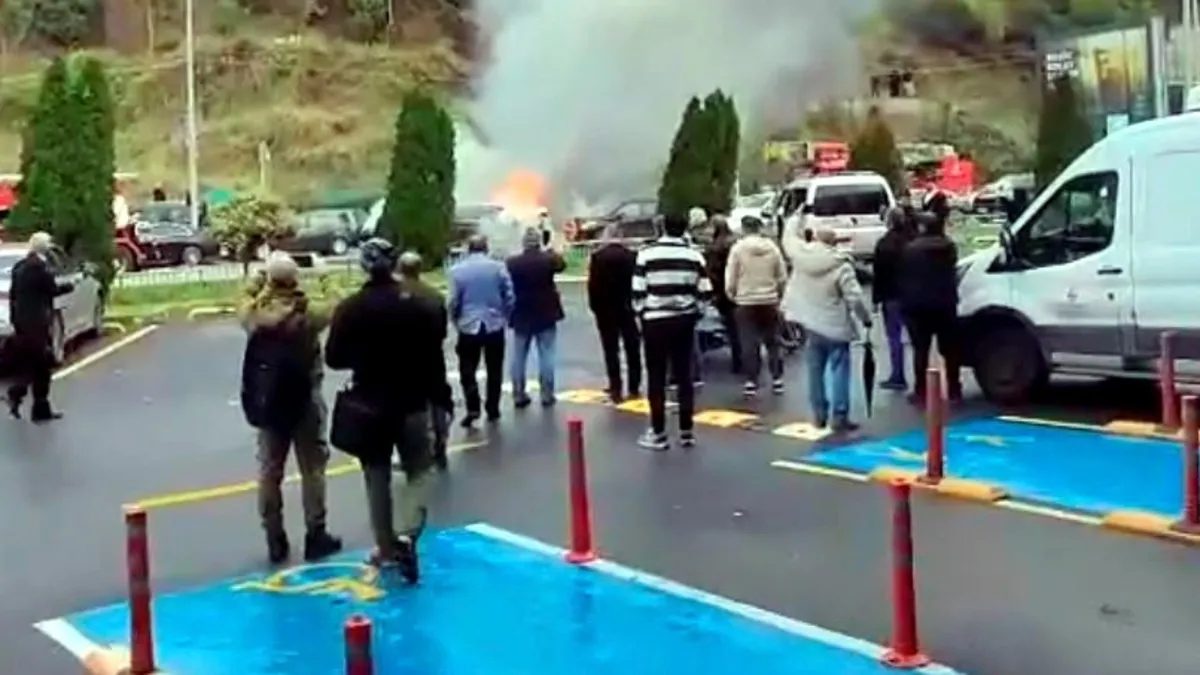 Eyüpsultan'da Park Halindeki Araç Yangını Kontrol Altına Alındı