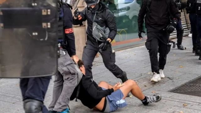 Fransa'da Sokağa Çıkma Yasağı İlan Edildi