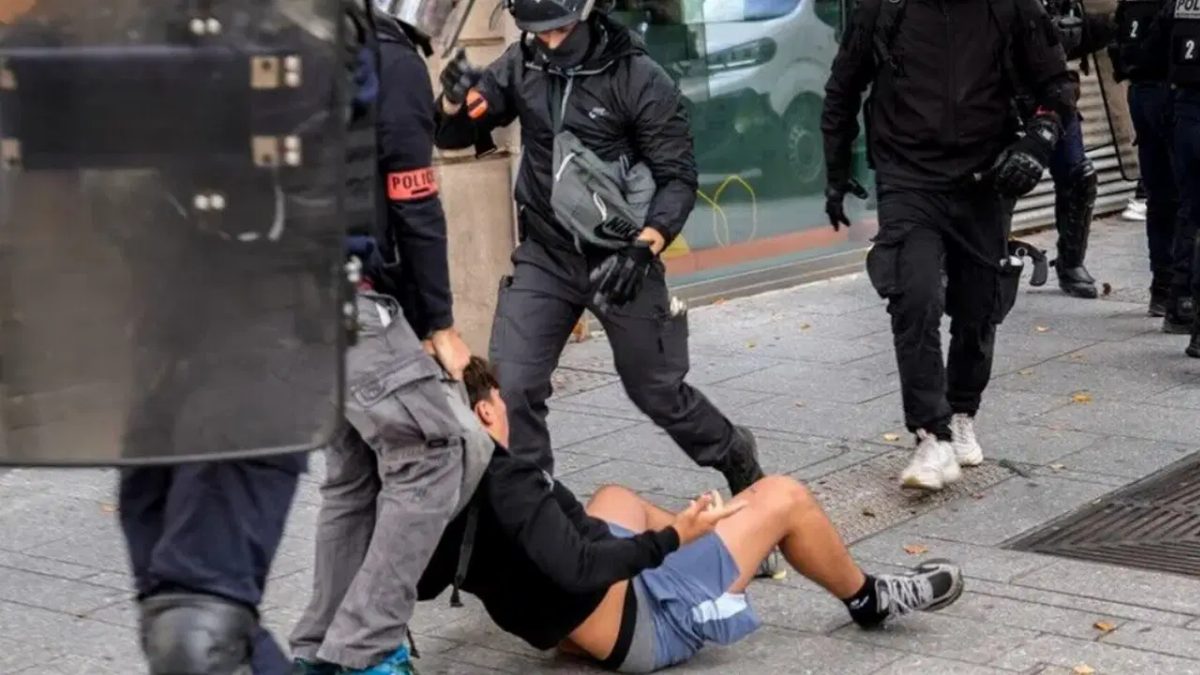 Fransa'da Sokağa Çıkma Yasağı İlan Edildi