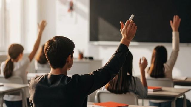Veliler Ek Kaynak Kitap Yüküyle Karşılaşıyor