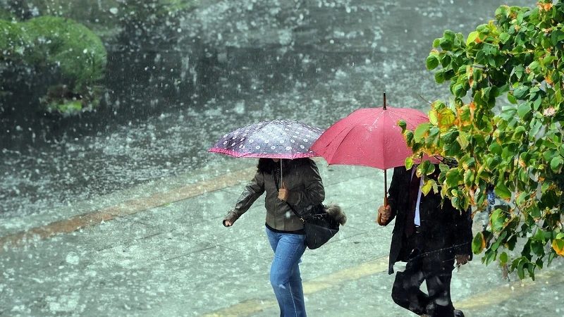 İstanbul'da Sağanak Yağışlar Geliyor, Sıcaklık Düşecek