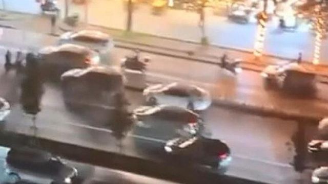 Beylikdüzü'nde motosiklet, yaya geçidinde düşen adamın üzerinden geçti
