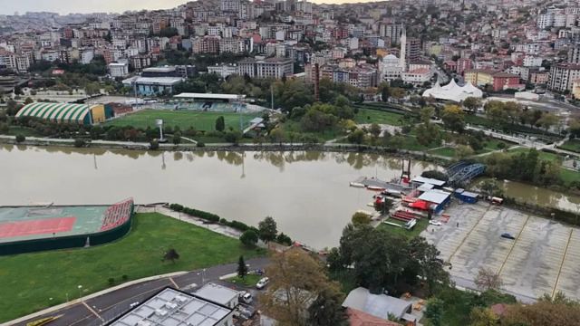 Haliç, sağanak yağış sonrası kahverengi renge büründü