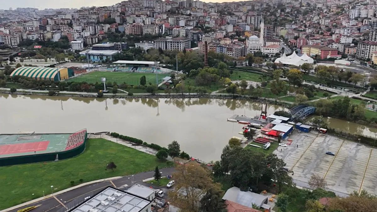 Haliç, sağanak yağış sonrası kahverengi renge büründü
