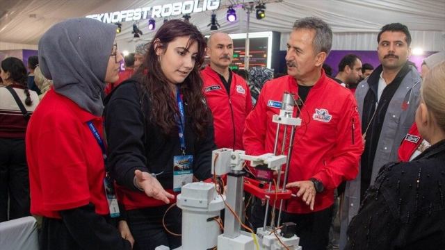 Savunma Sanayii Başkanı Görgün, TEKNOFEST'te genç mühendisleri destekledi