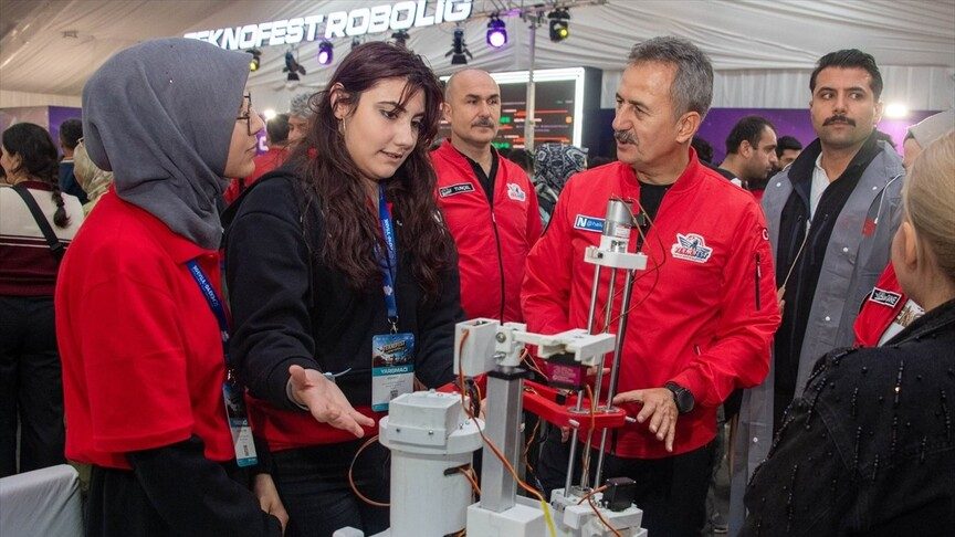 Savunma Sanayii Başkanı Görgün, TEKNOFEST'te genç mühendisleri destekledi