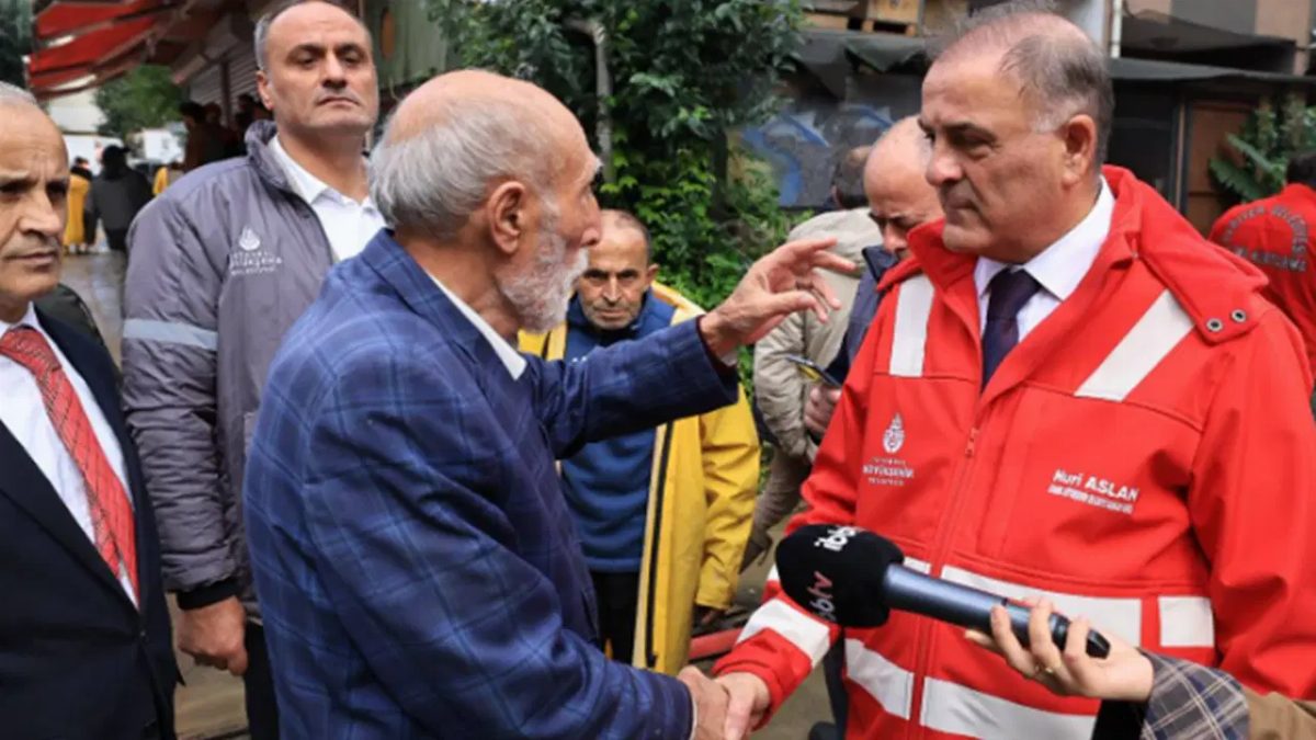 İBB Başkan Vekili Nuri Aslan, Ayazağa'daki selde incelemelerde bulundu