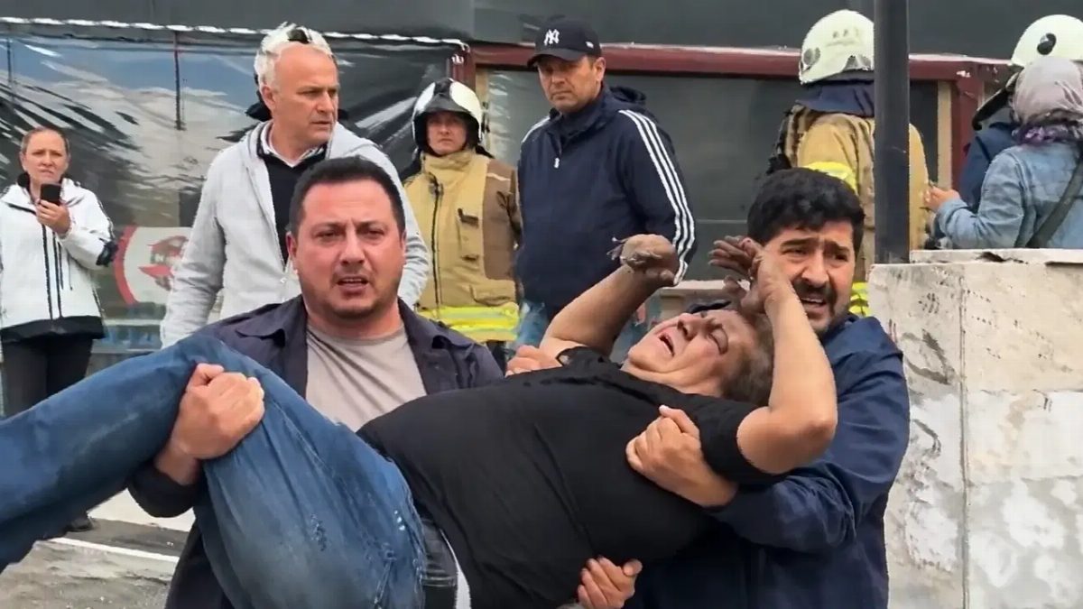 Kadıköy'de 8 katlı binada yangın: 14 kişi tahliye edildi