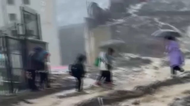 Gaziosmanpaşa'da yol çökmesi nedeniyle öğrenciler mahsur kaldı