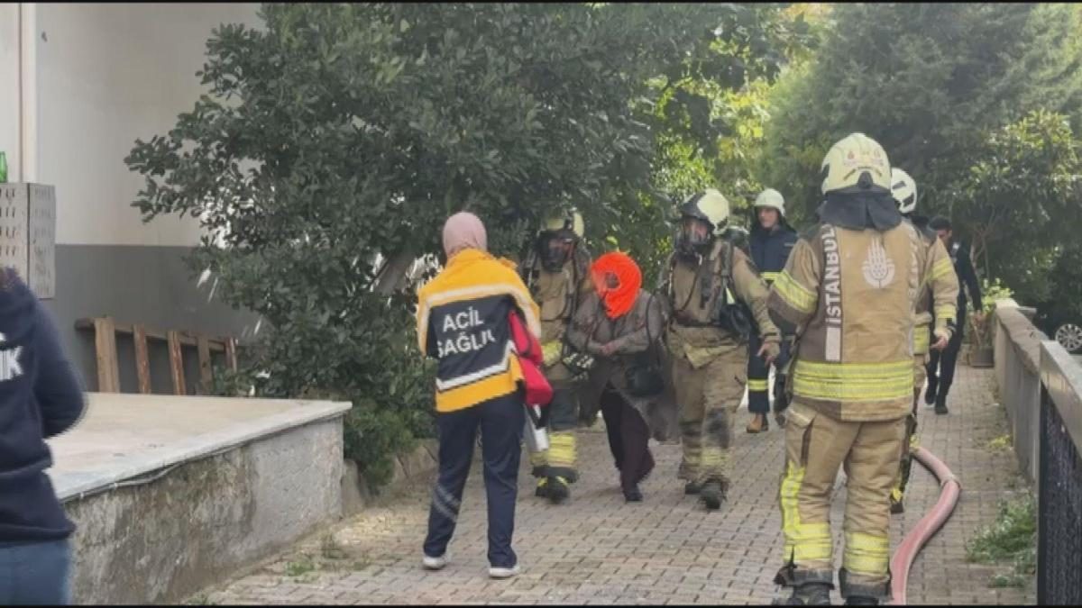 Kadıköy'de 8 katlı binada yangın çıktı
