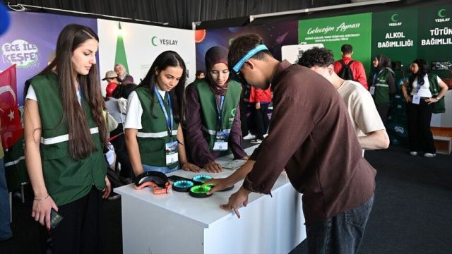 Yeşilay, gençlerin teknoloji projelerini TEKNOFEST'te sergiledi