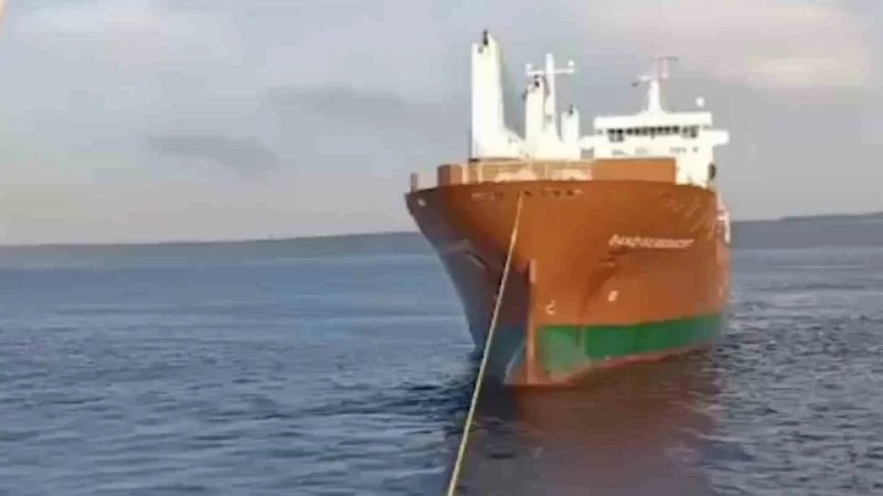 Çanakkale Boğazı'nda arızalanan gemi kurtarıldı