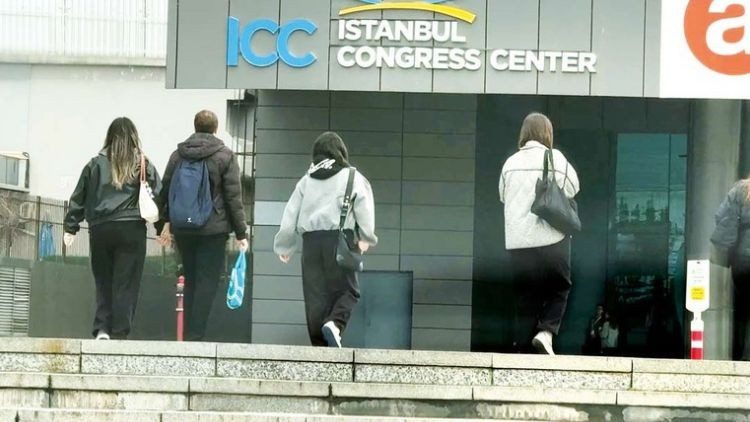 İstanbul'daki Konserde Fenalaşan 3 Kişiden İkisi Hayatını Kaybetti