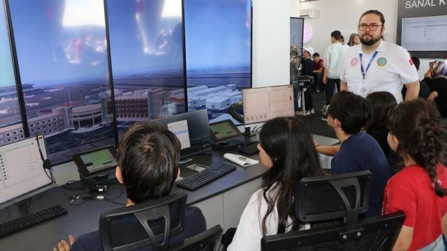 TEKNOFEST'te gençler hava trafik kontrolörlüğü deneyimledi