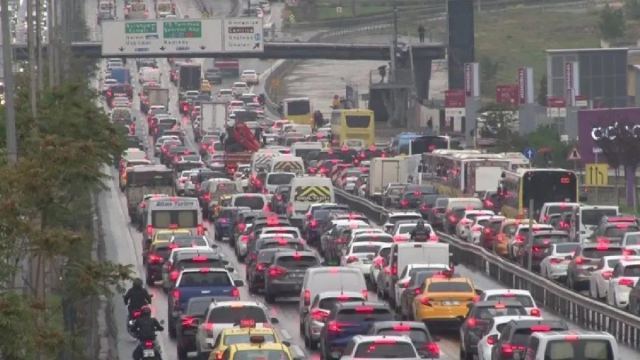 İstanbul'da Şiddetli Sağanak Yağış Başladı, Trafik Kilitlendi