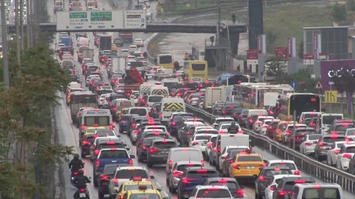 İstanbul'da Şiddetli Sağanak Yağış Başladı, Trafik Kilitlendi