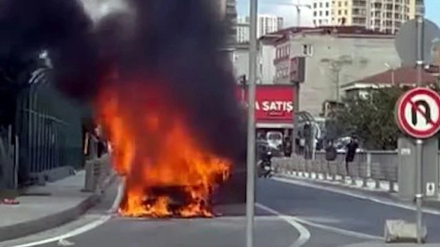 Avcılar'da hareket halindeki otomobil yandı