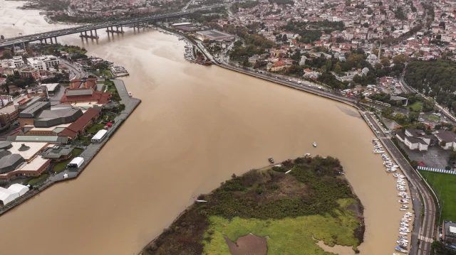 İstanbul'da sel felaketi havadan görüntülendi, Haliç kahverengine döndü